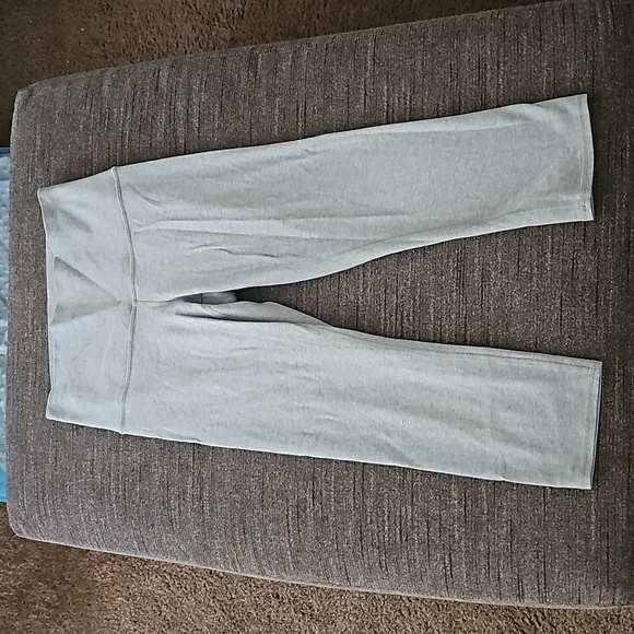 Lululemon Gray crops, Size 6 - Picture 8 of 9